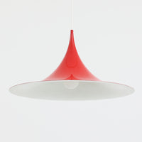 Claus Bonderup & Torsten Thorupによってデザインされ、Fog & Morup社から発表されたペンダントライト「Semi」です。直径47cmの存在感あるサイズと、シャープに絞り込まれた独特のフォルムが特徴です。鮮やかなレッドのカラーが空間にアクセントを与え、点灯時には下方向へ集中的に光を届けつつ、周囲をやわらかく照らします。1960年代に誕生したモダンデザインの象徴的な作品で、シンプルながらも彫刻的な美しさを備えています。北欧ビンテージならではの上質な佇まいで、ダイニングやリビングに華やかな雰囲気を添える一灯です。