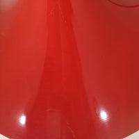 Claus Bonderup & Torsten Thorupによってデザインされ、Fog & Morup社から発表されたペンダントライト「Semi」です。直径47cmの存在感あるサイズと、シャープに絞り込まれた独特のフォルムが特徴です。鮮やかなレッドのカラーが空間にアクセントを与え、点灯時には下方向へ集中的に光を届けつつ、周囲をやわらかく照らします。1960年代に誕生したモダンデザインの象徴的な作品で、シンプルながらも彫刻的な美しさを備えています。北欧ビンテージならではの上質な佇まいで、ダイニングやリビングに華やかな雰囲気を添える一灯です。