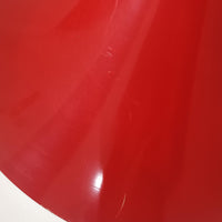 Claus Bonderup & Torsten Thorupによってデザインされ、Fog & Morup社から発表されたペンダントライト「Semi」です。直径47cmの存在感あるサイズと、シャープに絞り込まれた独特のフォルムが特徴です。鮮やかなレッドのカラーが空間にアクセントを与え、点灯時には下方向へ集中的に光を届けつつ、周囲をやわらかく照らします。1960年代に誕生したモダンデザインの象徴的な作品で、シンプルながらも彫刻的な美しさを備えています。北欧ビンテージならではの上質な佇まいで、ダイニングやリビングに華やかな雰囲気を添える一灯です。