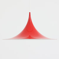 Claus Bonderup & Torsten Thorupによってデザインされ、Fog & Morup社から発表されたペンダントライト「Semi」です。直径47cmの存在感あるサイズと、シャープに絞り込まれた独特のフォルムが特徴です。鮮やかなレッドのカラーが空間にアクセントを与え、点灯時には下方向へ集中的に光を届けつつ、周囲をやわらかく照らします。1960年代に誕生したモダンデザインの象徴的な作品で、シンプルながらも彫刻的な美しさを備えています。北欧ビンテージならではの上質な佇まいで、ダイニングやリビングに華やかな雰囲気を添える一灯です。