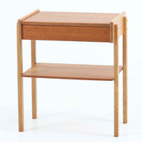 AB Carlstrom&CO Mobelfabrik社製のサイドチェストは、チーク材とオーク材を組み合わせた北欧ビンテージ家具です。温かみのあるチークの引き出し前板と、明るいオークのフレームが美しいコントラストを生み出し、軽やかで洗練された印象を与えます。上段には小物収納に便利な引き出し、下段にはオープンシェルフを備え、実用性とデザイン性を両立。幅46cmとコンパクトなサイズ感は、ベッドサイドやソファ横でのサイドテーブルとしても最適で、限られたスペースにも収まりやすい設計です。シンプルながら素材の質感と北欧家具ならではの職人技が息づく一台で、空間に温もりと個性を添えてくれます。