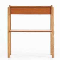 AB Carlstrom&CO Mobelfabrik社製のサイドチェストは、チーク材とオーク材を組み合わせた北欧ビンテージ家具です。温かみのあるチークの引き出し前板と、明るいオークのフレームが美しいコントラストを生み出し、軽やかで洗練された印象を与えます。上段には小物収納に便利な引き出し、下段にはオープンシェルフを備え、実用性とデザイン性を両立。幅46cmとコンパクトなサイズ感は、ベッドサイドやソファ横でのサイドテーブルとしても最適で、限られたスペースにも収まりやすい設計です。シンプルながら素材の質感と北欧家具ならではの職人技が息づく一台で、空間に温もりと個性を添えてくれます。