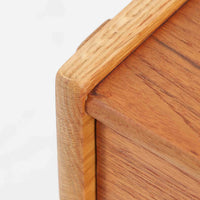 AB Carlstrom&CO Mobelfabrik社製のサイドチェストは、チーク材とオーク材を組み合わせた北欧ビンテージ家具です。温かみのあるチークの引き出し前板と、明るいオークのフレームが美しいコントラストを生み出し、軽やかで洗練された印象を与えます。上段には小物収納に便利な引き出し、下段にはオープンシェルフを備え、実用性とデザイン性を両立。幅46cmとコンパクトなサイズ感は、ベッドサイドやソファ横でのサイドテーブルとしても最適で、限られたスペースにも収まりやすい設計です。シンプルながら素材の質感と北欧家具ならではの職人技が息づく一台で、空間に温もりと個性を添えてくれます。