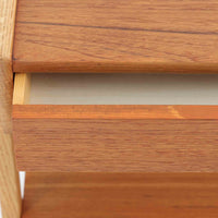 AB Carlstrom&CO Mobelfabrik社製のサイドチェストは、チーク材とオーク材を組み合わせた北欧ビンテージ家具です。温かみのあるチークの引き出し前板と、明るいオークのフレームが美しいコントラストを生み出し、軽やかで洗練された印象を与えます。上段には小物収納に便利な引き出し、下段にはオープンシェルフを備え、実用性とデザイン性を両立。幅46cmとコンパクトなサイズ感は、ベッドサイドやソファ横でのサイドテーブルとしても最適で、限られたスペースにも収まりやすい設計です。シンプルながら素材の質感と北欧家具ならではの職人技が息づく一台で、空間に温もりと個性を添えてくれます。