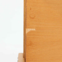 AB Carlstrom&CO Mobelfabrik社製のサイドチェストは、チーク材とオーク材を組み合わせた北欧ビンテージ家具です。温かみのあるチークの引き出し前板と、明るいオークのフレームが美しいコントラストを生み出し、軽やかで洗練された印象を与えます。上段には小物収納に便利な引き出し、下段にはオープンシェルフを備え、実用性とデザイン性を両立。幅46cmとコンパクトなサイズ感は、ベッドサイドやソファ横でのサイドテーブルとしても最適で、限られたスペースにも収まりやすい設計です。シンプルながら素材の質感と北欧家具ならではの職人技が息づく一台で、空間に温もりと個性を添えてくれます。