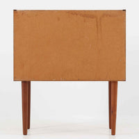 デンマーク製のチーク材を使用した3段チェストです。コンパクトな幅62cmのサイズ感ながら、3杯の引き出しを備え収納力に優れており、リビングや寝室、玄関先など幅広いシーンで活躍します。スクエア型の取っ手は彫り込みデザインで指掛かりが良く、シンプルながらも北欧家具らしい温もりと実用性を感じさせます。経年により深みを増したチーク材の色合いが、空間に落ち着きと上質な雰囲気をもたらし、ビンテージならではの魅力を楽しめる一台です。