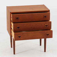 デンマーク製のチーク材を使用した3段チェストです。コンパクトな幅62cmのサイズ感ながら、3杯の引き出しを備え収納力に優れており、リビングや寝室、玄関先など幅広いシーンで活躍します。スクエア型の取っ手は彫り込みデザインで指掛かりが良く、シンプルながらも北欧家具らしい温もりと実用性を感じさせます。経年により深みを増したチーク材の色合いが、空間に落ち着きと上質な雰囲気をもたらし、ビンテージならではの魅力を楽しめる一台です。