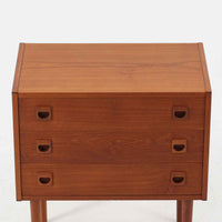 デンマーク製のチーク材を使用した3段チェストです。コンパクトな幅62cmのサイズ感ながら、3杯の引き出しを備え収納力に優れており、リビングや寝室、玄関先など幅広いシーンで活躍します。スクエア型の取っ手は彫り込みデザインで指掛かりが良く、シンプルながらも北欧家具らしい温もりと実用性を感じさせます。経年により深みを増したチーク材の色合いが、空間に落ち着きと上質な雰囲気をもたらし、ビンテージならではの魅力を楽しめる一台です。
