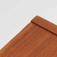 デンマーク製のチーク材を使用した3段チェストです。コンパクトな幅62cmのサイズ感ながら、3杯の引き出しを備え収納力に優れており、リビングや寝室、玄関先など幅広いシーンで活躍します。スクエア型の取っ手は彫り込みデザインで指掛かりが良く、シンプルながらも北欧家具らしい温もりと実用性を感じさせます。経年により深みを増したチーク材の色合いが、空間に落ち着きと上質な雰囲気をもたらし、ビンテージならではの魅力を楽しめる一台です。