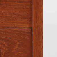 デンマーク製のチーク材を使用した3段チェストです。コンパクトな幅62cmのサイズ感ながら、3杯の引き出しを備え収納力に優れており、リビングや寝室、玄関先など幅広いシーンで活躍します。スクエア型の取っ手は彫り込みデザインで指掛かりが良く、シンプルながらも北欧家具らしい温もりと実用性を感じさせます。経年により深みを増したチーク材の色合いが、空間に落ち着きと上質な雰囲気をもたらし、ビンテージならではの魅力を楽しめる一台です。