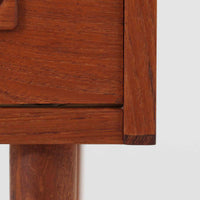 デンマーク製のチーク材を使用した3段チェストです。コンパクトな幅62cmのサイズ感ながら、3杯の引き出しを備え収納力に優れており、リビングや寝室、玄関先など幅広いシーンで活躍します。スクエア型の取っ手は彫り込みデザインで指掛かりが良く、シンプルながらも北欧家具らしい温もりと実用性を感じさせます。経年により深みを増したチーク材の色合いが、空間に落ち着きと上質な雰囲気をもたらし、ビンテージならではの魅力を楽しめる一台です。