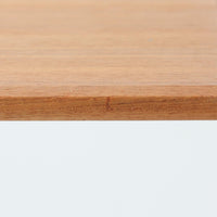 北欧らしい実用性と素材の良さが感じられる正方形エクステンションテーブルです。天板には良質なチーク材が用いられ、赤みのある木目と滑らかな手触りが、経年変化による深みとともに味わいを増しています。通常時はコンパクトなサイズ感で使いやすく、左右の補助天板を引き出すことで来客時や食事人数に応じて柔軟に対応できる構造です。脚部は細身で圧迫感がなく、幕板の緩やかな曲線が全体にやわらかな印象を与え、ダイニングはもちろんワークテーブルとしてもおすすめです。