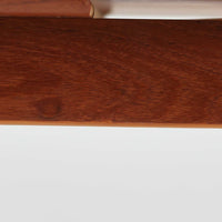 北欧らしい実用性と素材の良さが感じられる正方形エクステンションテーブルです。天板には良質なチーク材が用いられ、赤みのある木目と滑らかな手触りが、経年変化による深みとともに味わいを増しています。通常時はコンパクトなサイズ感で使いやすく、左右の補助天板を引き出すことで来客時や食事人数に応じて柔軟に対応できる構造です。脚部は細身で圧迫感がなく、幕板の緩やかな曲線が全体にやわらかな印象を与え、ダイニングはもちろんワークテーブルとしてもおすすめです。