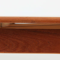 北欧らしい実用性と素材の良さが感じられる正方形エクステンションテーブルです。天板には良質なチーク材が用いられ、赤みのある木目と滑らかな手触りが、経年変化による深みとともに味わいを増しています。通常時はコンパクトなサイズ感で使いやすく、左右の補助天板を引き出すことで来客時や食事人数に応じて柔軟に対応できる構造です。脚部は細身で圧迫感がなく、幕板の緩やかな曲線が全体にやわらかな印象を与え、ダイニングはもちろんワークテーブルとしてもおすすめです。