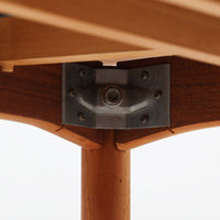 北欧らしい実用性と素材の良さが感じられる正方形エクステンションテーブルです。天板には良質なチーク材が用いられ、赤みのある木目と滑らかな手触りが、経年変化による深みとともに味わいを増しています。通常時はコンパクトなサイズ感で使いやすく、左右の補助天板を引き出すことで来客時や食事人数に応じて柔軟に対応できる構造です。脚部は細身で圧迫感がなく、幕板の緩やかな曲線が全体にやわらかな印象を与え、ダイニングはもちろんワークテーブルとしてもおすすめです。