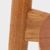 Hans J. Wegnerがデザインし、Fritz Hansen社より発表されたFH4103チェアは、三角形に近い座面と滑らかな曲線を描く笠木が特徴の北欧ビンテージ家具です。フレームには堅牢なオーク材、座面には温かみあるチーク材を組み合わせ、素材のコントラストが美しいバランスを生み出しています。彫刻的なフォルムながら軽やかで実用的な構造は、ダイニングチェアとしてはもちろん、空間のアクセントピースとしても存在感を放ちます。経年による木肌の深い風合いが、ビンテージならではの魅力を引き立てています。