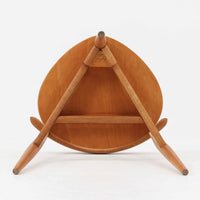 Hans J. Wegnerがデザインし、Fritz Hansen社より発表されたFH4103チェアは、三角形に近い座面と滑らかな曲線を描く笠木が特徴の北欧ビンテージ家具です。フレームには堅牢なオーク材、座面には温かみあるチーク材を組み合わせ、素材のコントラストが美しいバランスを生み出しています。彫刻的なフォルムながら軽やかで実用的な構造は、ダイニングチェアとしてはもちろん、空間のアクセントピースとしても存在感を放ちます。経年による木肌の深い風合いが、ビンテージならではの魅力を引き立てています。