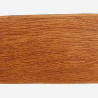 Hans J. Wegnerがデザインし、Fritz Hansen社より発表されたFH4103チェアは、三角形に近い座面と滑らかな曲線を描く笠木が特徴の北欧ビンテージ家具です。フレームには堅牢なオーク材、座面には温かみあるチーク材を組み合わせ、素材のコントラストが美しいバランスを生み出しています。彫刻的なフォルムながら軽やかで実用的な構造は、ダイニングチェアとしてはもちろん、空間のアクセントピースとしても存在感を放ちます。経年による木肌の深い風合いが、ビンテージならではの魅力を引き立てています。