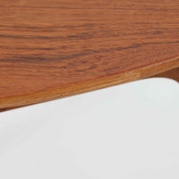 Hans J. Wegnerがデザインし、Fritz Hansen社より発表されたFH4103チェアは、三角形に近い座面と滑らかな曲線を描く笠木が特徴の北欧ビンテージ家具です。フレームには堅牢なオーク材、座面には温かみあるチーク材を組み合わせ、素材のコントラストが美しいバランスを生み出しています。彫刻的なフォルムながら軽やかで実用的な構造は、ダイニングチェアとしてはもちろん、空間のアクセントピースとしても存在感を放ちます。経年による木肌の深い風合いが、ビンテージならではの魅力を引き立てています。