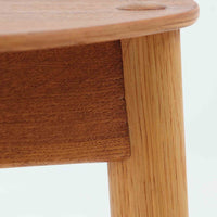 Hans J. Wegnerがデザインし、Fritz Hansen社より発表されたFH4103チェアは、三角形に近い座面と滑らかな曲線を描く笠木が特徴の北欧ビンテージ家具です。フレームには堅牢なオーク材、座面には温かみあるチーク材を組み合わせ、素材のコントラストが美しいバランスを生み出しています。彫刻的なフォルムながら軽やかで実用的な構造は、ダイニングチェアとしてはもちろん、空間のアクセントピースとしても存在感を放ちます。経年による木肌の深い風合いが、ビンテージならではの魅力を引き立てています。