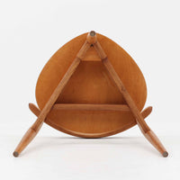Hans J. Wegnerがデザインし、Fritz Hansen社より発表されたFH4103チェアは、三角形に近い座面と滑らかな曲線を描く笠木が特徴の北欧ビンテージ家具です。フレームには堅牢なオーク材、座面には温かみあるチーク材を組み合わせ、素材のコントラストが美しいバランスを生み出しています。彫刻的なフォルムながら軽やかで実用的な構造は、ダイニングチェアとしてはもちろん、空間のアクセントピースとしても存在感を放ちます。経年による木肌の深い風合いが、ビンテージならではの魅力を引き立てています。