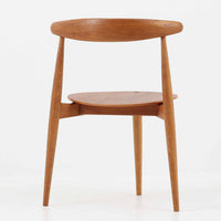 Hans J. Wegnerがデザインし、Fritz Hansen社より発表されたFH4103チェアは、三角形に近い座面と滑らかな曲線を描く笠木が特徴の北欧ビンテージ家具です。フレームには堅牢なオーク材、座面には温かみあるチーク材を組み合わせ、素材のコントラストが美しいバランスを生み出しています。彫刻的なフォルムながら軽やかで実用的な構造は、ダイニングチェアとしてはもちろん、空間のアクセントピースとしても存在感を放ちます。経年による木肌の深い風合いが、ビンテージならではの魅力を引き立てています。