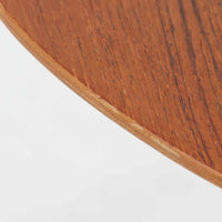 Hans J. Wegnerがデザインし、Fritz Hansen社より発表されたFH4103チェアは、三角形に近い座面と滑らかな曲線を描く笠木が特徴の北欧ビンテージ家具です。フレームには堅牢なオーク材、座面には温かみあるチーク材を組み合わせ、素材のコントラストが美しいバランスを生み出しています。彫刻的なフォルムながら軽やかで実用的な構造は、ダイニングチェアとしてはもちろん、空間のアクセントピースとしても存在感を放ちます。経年による木肌の深い風合いが、ビンテージならではの魅力を引き立てています。
