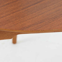 Hans J. Wegnerがデザインし、Fritz Hansen社より発表されたFH4103チェアは、三角形に近い座面と滑らかな曲線を描く笠木が特徴の北欧ビンテージ家具です。フレームには堅牢なオーク材、座面には温かみあるチーク材を組み合わせ、素材のコントラストが美しいバランスを生み出しています。彫刻的なフォルムながら軽やかで実用的な構造は、ダイニングチェアとしてはもちろん、空間のアクセントピースとしても存在感を放ちます。経年による木肌の深い風合いが、ビンテージならではの魅力を引き立てています。
