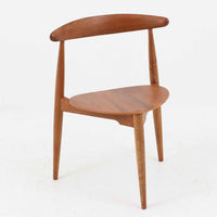 Hans J. Wegnerがデザインし、Fritz Hansen社より発表されたFH4103チェアは、三角形に近い座面と滑らかな曲線を描く笠木が特徴の北欧ビンテージ家具です。フレームには堅牢なオーク材、座面には温かみあるチーク材を組み合わせ、素材のコントラストが美しいバランスを生み出しています。彫刻的なフォルムながら軽やかで実用的な構造は、ダイニングチェアとしてはもちろん、空間のアクセントピースとしても存在感を放ちます。経年による木肌の深い風合いが、ビンテージならではの魅力を引き立てています。