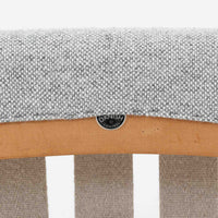 Hans J. Wegnerによってデザインされ、AP Stolen社より製造された名作AP-19、通称「ベアチェア」は、その名の通り熊が抱きかかえるような形状のアームが特徴のシングルソファです。張りぐるみのシートを支えるチーク材の脚部は、繊細さと力強さを兼ね備えた見事な造形で、ウェグナーらしい有機的なフォルムと高い快適性が融合した一台です。張地にはグレー系のファブリックを使用し、空間に馴染みやすい落ち着いた印象に仕上げられています。名作ゆえに現存数も限られ、ビンテージ市場でも高い評価を受ける希少な逸品です。