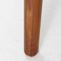 Hans J. Wegnerによってデザインされ、AP Stolen社より製造された名作AP-19、通称「ベアチェア」は、その名の通り熊が抱きかかえるような形状のアームが特徴のシングルソファです。張りぐるみのシートを支えるチーク材の脚部は、繊細さと力強さを兼ね備えた見事な造形で、ウェグナーらしい有機的なフォルムと高い快適性が融合した一台です。張地にはグレー系のファブリックを使用し、空間に馴染みやすい落ち着いた印象に仕上げられています。名作ゆえに現存数も限られ、ビンテージ市場でも高い評価を受ける希少な逸品です。