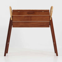 こちらのソーイングボックスは、チーク材とビーチ材を組み合わせた軽やかな構成が魅力の北欧ビンテージ品で、トップのフラップを開くと段違いに展開するトレイと下段の引き出しが現れる優れた収納構造を備え、裁縫道具や小物を効率よく整理できます。柔らかく曲げられた左右のビーチ材の持ち手がアクセントとなり、職人技の感じられる繊細な作りと経年で深まった木肌の風合いが空間に温かな存在感をもたらします。リビングやワークスペースのサイドテーブルとしても実用的にお使いいただけます。