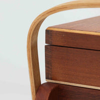 こちらのソーイングボックスは、チーク材とビーチ材を組み合わせた軽やかな構成が魅力の北欧ビンテージ品で、トップのフラップを開くと段違いに展開するトレイと下段の引き出しが現れる優れた収納構造を備え、裁縫道具や小物を効率よく整理できます。柔らかく曲げられた左右のビーチ材の持ち手がアクセントとなり、職人技の感じられる繊細な作りと経年で深まった木肌の風合いが空間に温かな存在感をもたらします。リビングやワークスペースのサイドテーブルとしても実用的にお使いいただけます。