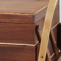 こちらのソーイングボックスは、チーク材とビーチ材を組み合わせた軽やかな構成が魅力の北欧ビンテージ品で、トップのフラップを開くと段違いに展開するトレイと下段の引き出しが現れる優れた収納構造を備え、裁縫道具や小物を効率よく整理できます。柔らかく曲げられた左右のビーチ材の持ち手がアクセントとなり、職人技の感じられる繊細な作りと経年で深まった木肌の風合いが空間に温かな存在感をもたらします。リビングやワークスペースのサイドテーブルとしても実用的にお使いいただけます。