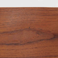 こちらのソーイングボックスは、チーク材とビーチ材を組み合わせた軽やかな構成が魅力の北欧ビンテージ品で、トップのフラップを開くと段違いに展開するトレイと下段の引き出しが現れる優れた収納構造を備え、裁縫道具や小物を効率よく整理できます。柔らかく曲げられた左右のビーチ材の持ち手がアクセントとなり、職人技の感じられる繊細な作りと経年で深まった木肌の風合いが空間に温かな存在感をもたらします。リビングやワークスペースのサイドテーブルとしても実用的にお使いいただけます。