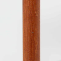 Hans J. Wegnerがデザインし、Andreas Tuck社より製造されたキャスターワゴン「AT45」は、チーク材の豊かな表情と機能美が融合した北欧ビンテージの逸品です。両サイドには持ち運びに便利な取っ手が付き、脚先にはスムーズに動くキャスターを備えているため、サービングや配膳台として活躍します。緩やかな曲線を描くフレームと丁寧な仕上げに、ウェグナーらしい美意識が宿る一台です。