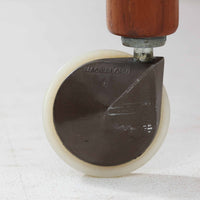 Hans J. Wegnerがデザインし、Andreas Tuck社より製造されたキャスターワゴン「AT45」は、チーク材の豊かな表情と機能美が融合した北欧ビンテージの逸品です。両サイドには持ち運びに便利な取っ手が付き、脚先にはスムーズに動くキャスターを備えているため、サービングや配膳台として活躍します。緩やかな曲線を描くフレームと丁寧な仕上げに、ウェグナーらしい美意識が宿る一台です。