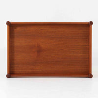 Hans J. Wegnerがデザインし、Andreas Tuck社より製造されたキャスターワゴン「AT45」は、チーク材の豊かな表情と機能美が融合した北欧ビンテージの逸品です。両サイドには持ち運びに便利な取っ手が付き、脚先にはスムーズに動くキャスターを備えているため、サービングや配膳台として活躍します。緩やかな曲線を描くフレームと丁寧な仕上げに、ウェグナーらしい美意識が宿る一台です。