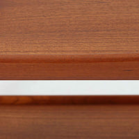 Hans J. Wegnerがデザインし、Andreas Tuck社より製造されたキャスターワゴン「AT45」は、チーク材の豊かな表情と機能美が融合した北欧ビンテージの逸品です。両サイドには持ち運びに便利な取っ手が付き、脚先にはスムーズに動くキャスターを備えているため、サービングや配膳台として活躍します。緩やかな曲線を描くフレームと丁寧な仕上げに、ウェグナーらしい美意識が宿る一台です。