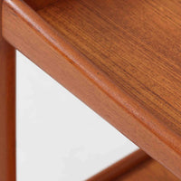 Hans J. Wegnerがデザインし、Andreas Tuck社より製造されたキャスターワゴン「AT45」は、チーク材の豊かな表情と機能美が融合した北欧ビンテージの逸品です。両サイドには持ち運びに便利な取っ手が付き、脚先にはスムーズに動くキャスターを備えているため、サービングや配膳台として活躍します。緩やかな曲線を描くフレームと丁寧な仕上げに、ウェグナーらしい美意識が宿る一台です。