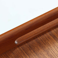 Hans J. Wegnerがデザインし、Andreas Tuck社より製造されたキャスターワゴン「AT45」は、チーク材の豊かな表情と機能美が融合した北欧ビンテージの逸品です。両サイドには持ち運びに便利な取っ手が付き、脚先にはスムーズに動くキャスターを備えているため、サービングや配膳台として活躍します。緩やかな曲線を描くフレームと丁寧な仕上げに、ウェグナーらしい美意識が宿る一台です。