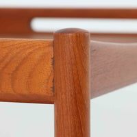 Hans J. Wegnerがデザインし、Andreas Tuck社より製造されたキャスターワゴン「AT45」は、チーク材の豊かな表情と機能美が融合した北欧ビンテージの逸品です。両サイドには持ち運びに便利な取っ手が付き、脚先にはスムーズに動くキャスターを備えているため、サービングや配膳台として活躍します。緩やかな曲線を描くフレームと丁寧な仕上げに、ウェグナーらしい美意識が宿る一台です。