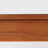 デンマーク製の片袖デスクは、北欧ビンテージ家具らしい端正な佇まいが魅力です。チーク材を用いた温かみのある色合いと、美しい木目が空間に上質な雰囲気を添えます。幅104cmとコンパクトなサイズ感でありながら、左側に3杯の引き出しを備え、上段は鍵付きで大切な書類や小物を安心して収納可能。シンプルながら堅牢な造りと細部まで行き届いた職人技が感じられ、長年の使用にも耐えうる実用性を兼ね備えています。ワークデスクや書斎机としてはもちろん、リビングや寝室に置いても自然に馴染み、北欧家具ならではの温もりと機能美を楽しめる一台です。