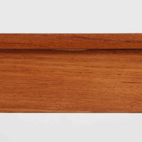 デンマーク製の片袖デスクは、北欧ビンテージ家具らしい端正な佇まいが魅力です。チーク材を用いた温かみのある色合いと、美しい木目が空間に上質な雰囲気を添えます。幅104cmとコンパクトなサイズ感でありながら、左側に3杯の引き出しを備え、上段は鍵付きで大切な書類や小物を安心して収納可能。シンプルながら堅牢な造りと細部まで行き届いた職人技が感じられ、長年の使用にも耐えうる実用性を兼ね備えています。ワークデスクや書斎机としてはもちろん、リビングや寝室に置いても自然に馴染み、北欧家具ならではの温もりと機能美を楽しめる一台です。