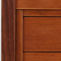 デンマーク製の片袖デスクは、北欧ビンテージ家具らしい端正な佇まいが魅力です。チーク材を用いた温かみのある色合いと、美しい木目が空間に上質な雰囲気を添えます。幅104cmとコンパクトなサイズ感でありながら、左側に3杯の引き出しを備え、上段は鍵付きで大切な書類や小物を安心して収納可能。シンプルながら堅牢な造りと細部まで行き届いた職人技が感じられ、長年の使用にも耐えうる実用性を兼ね備えています。ワークデスクや書斎机としてはもちろん、リビングや寝室に置いても自然に馴染み、北欧家具ならではの温もりと機能美を楽しめる一台です。