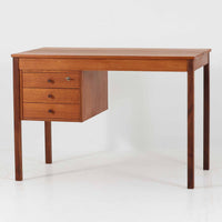 デンマーク製の片袖デスクは、北欧ビンテージ家具らしい端正な佇まいが魅力です。チーク材を用いた温かみのある色合いと、美しい木目が空間に上質な雰囲気を添えます。幅104cmとコンパクトなサイズ感でありながら、左側に3杯の引き出しを備え、上段は鍵付きで大切な書類や小物を安心して収納可能。シンプルながら堅牢な造りと細部まで行き届いた職人技が感じられ、長年の使用にも耐えうる実用性を兼ね備えています。ワークデスクや書斎机としてはもちろん、リビングや寝室に置いても自然に馴染み、北欧家具ならではの温もりと機能美を楽しめる一台です。