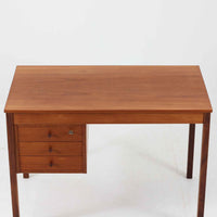 デンマーク製の片袖デスクは、北欧ビンテージ家具らしい端正な佇まいが魅力です。チーク材を用いた温かみのある色合いと、美しい木目が空間に上質な雰囲気を添えます。幅104cmとコンパクトなサイズ感でありながら、左側に3杯の引き出しを備え、上段は鍵付きで大切な書類や小物を安心して収納可能。シンプルながら堅牢な造りと細部まで行き届いた職人技が感じられ、長年の使用にも耐えうる実用性を兼ね備えています。ワークデスクや書斎机としてはもちろん、リビングや寝室に置いても自然に馴染み、北欧家具ならではの温もりと機能美を楽しめる一台です。