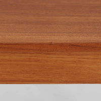 デンマーク製の片袖デスクは、北欧ビンテージ家具らしい端正な佇まいが魅力です。チーク材を用いた温かみのある色合いと、美しい木目が空間に上質な雰囲気を添えます。幅104cmとコンパクトなサイズ感でありながら、左側に3杯の引き出しを備え、上段は鍵付きで大切な書類や小物を安心して収納可能。シンプルながら堅牢な造りと細部まで行き届いた職人技が感じられ、長年の使用にも耐えうる実用性を兼ね備えています。ワークデスクや書斎机としてはもちろん、リビングや寝室に置いても自然に馴染み、北欧家具ならではの温もりと機能美を楽しめる一台です。