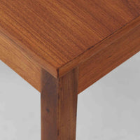 デンマーク製の片袖デスクは、北欧ビンテージ家具らしい端正な佇まいが魅力です。チーク材を用いた温かみのある色合いと、美しい木目が空間に上質な雰囲気を添えます。幅104cmとコンパクトなサイズ感でありながら、左側に3杯の引き出しを備え、上段は鍵付きで大切な書類や小物を安心して収納可能。シンプルながら堅牢な造りと細部まで行き届いた職人技が感じられ、長年の使用にも耐えうる実用性を兼ね備えています。ワークデスクや書斎机としてはもちろん、リビングや寝室に置いても自然に馴染み、北欧家具ならではの温もりと機能美を楽しめる一台です。