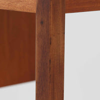 デンマーク製の片袖デスクは、北欧ビンテージ家具らしい端正な佇まいが魅力です。チーク材を用いた温かみのある色合いと、美しい木目が空間に上質な雰囲気を添えます。幅104cmとコンパクトなサイズ感でありながら、左側に3杯の引き出しを備え、上段は鍵付きで大切な書類や小物を安心して収納可能。シンプルながら堅牢な造りと細部まで行き届いた職人技が感じられ、長年の使用にも耐えうる実用性を兼ね備えています。ワークデスクや書斎机としてはもちろん、リビングや寝室に置いても自然に馴染み、北欧家具ならではの温もりと機能美を楽しめる一台です。